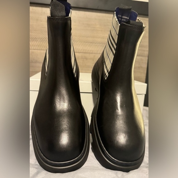 BURBERRY
Chelsea Boots/ Black with Blue Plaid Accent
Men’s EU 45 - Picture 8 of 14